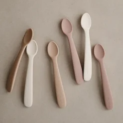 Mushie Lot de 2 cuillères en silicone Shifting sand-Blush
