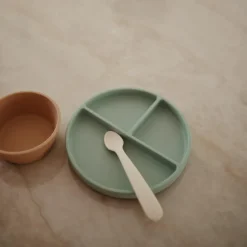 Mushie Lot de 2 cuillères en silicone Cambridge Blue-Shifting Sand