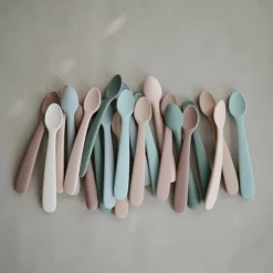 Mushie Lot de 2 cuillères en silicone Cambridge Blue-Shifting Sand