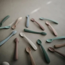 Mushie Lot de 2 cuillères en silicone Cambridge Blue-Shifting Sand