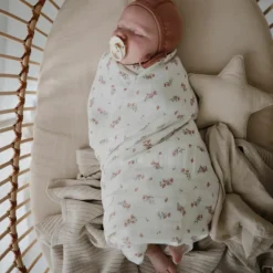 Mushie Maxi lange en coton bio Pink Flowers (120 x 120 cm)