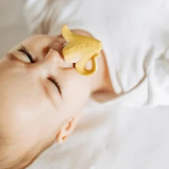 Oli & Carol Mini jouet de dentition en latex Anita la banane Chewy to go