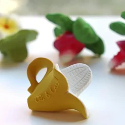 Oli & Carol Mini jouet de dentition en latex Anita la banane Chewy to go