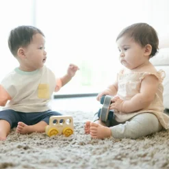 Plan Toys Mon petit bus en bois d'hévéa jaune