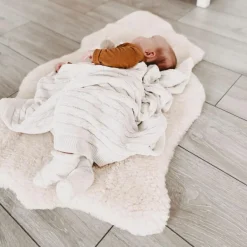 Peau d'agneau Mimosa écrue (80-90 cm) Tapis