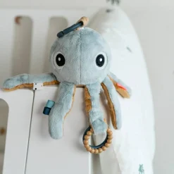 Done by Deer Peluche d'activités vibrante à suspendre Jelly Bleu