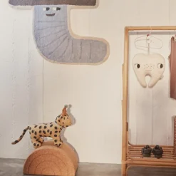 OYOY Mini Peluche Darling Baby Elvis le léopard (33 cm)