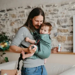 Outlet Porte bébé Néo+ Eucalyptus préformé by V2 Porte Bébé