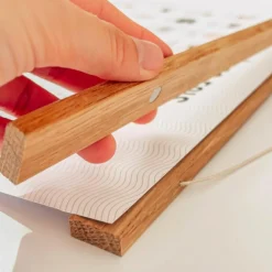 Les Petites Dates Porte-Affiche en pin