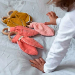 Les Griottes Set de naissance Bavoir et anneau de dentition Rose (personnalisable)