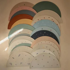 Mushie Set de table en silicone Cambridge Blue