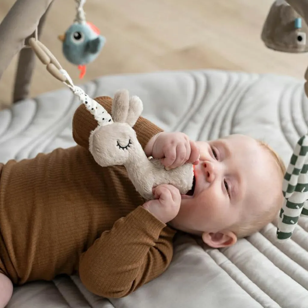 Done by Deer Tapis d'éveil Lalee sable