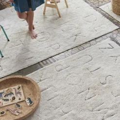 Lorena Canals Tapis lavable RugCycled® ABC en coton naturel (90 x 130 cm)