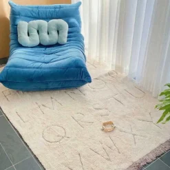 Lorena Canals Tapis lavable RugCycled® ABC en coton naturel (90 x 130 cm)