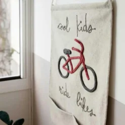 Lorena Canals Tenture murale Cool kids ride bikes (45 x 70 cm)