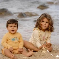 Little Dutch T-shirt de bain anti-UV manches longues Seashells Sunny Yellow (6-12 mois)